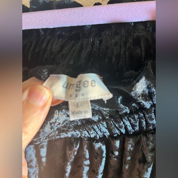 Black Velvet Off-Shoulder Top by UMGEE - Picture 2 of 6